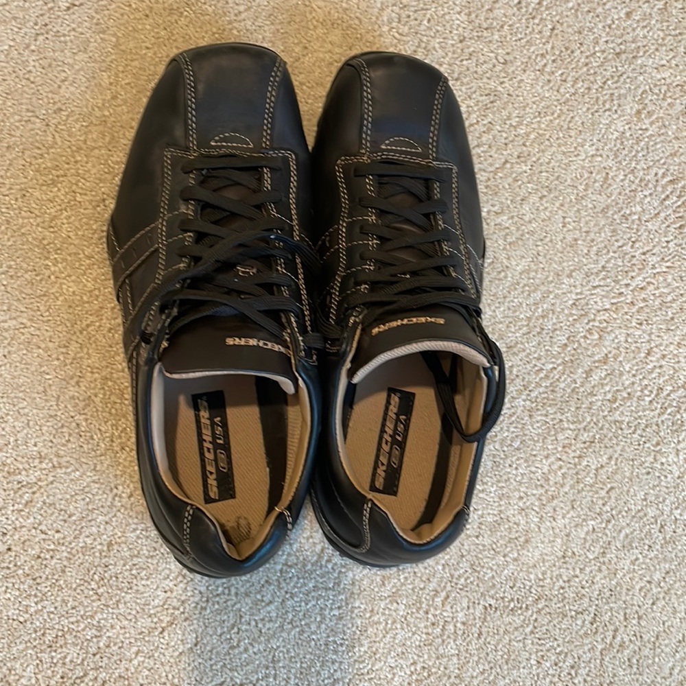 Skechers like new Men’s sneakers size 10